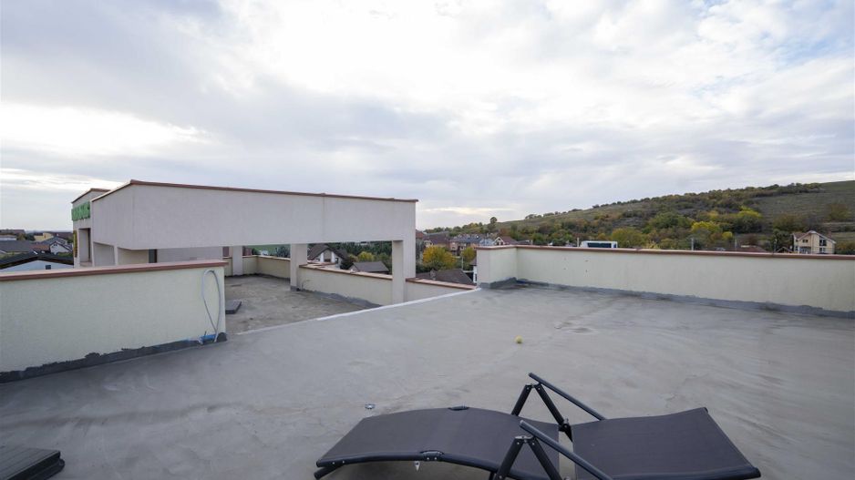 Baza de tenis si constructie moderna - Poză 12