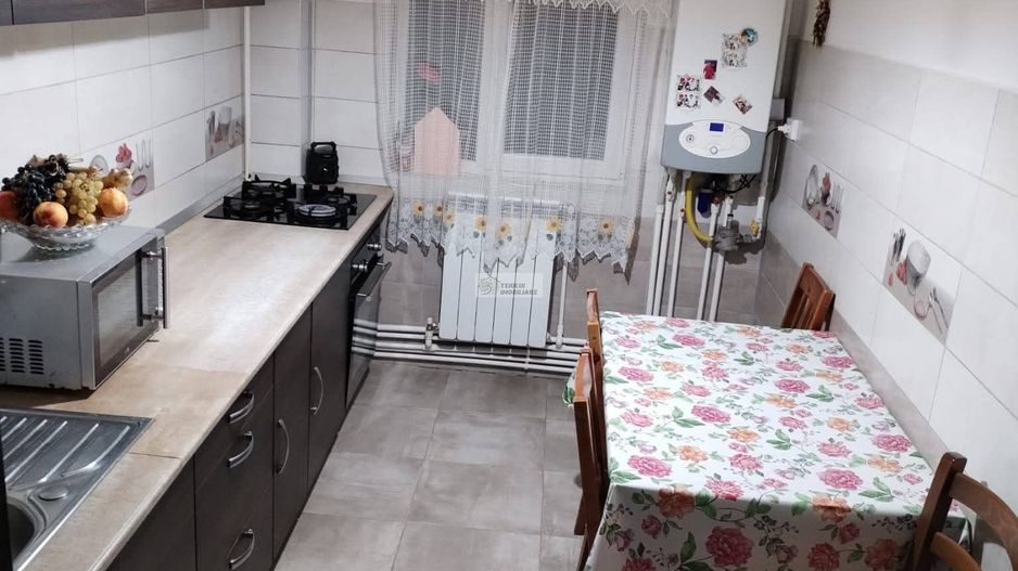 Se vinde apartament 3 camere/ultracentral/Focsani/parter - Poză 1
