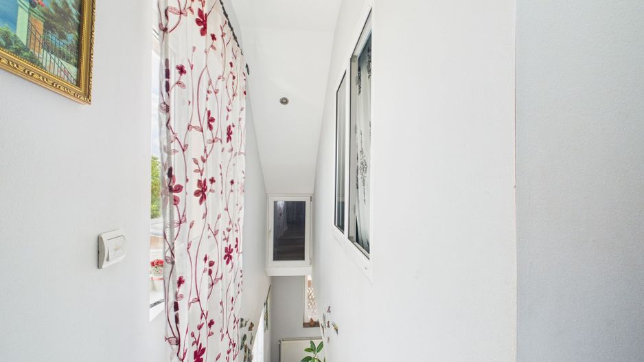 Casă spațioasă cu grădină în Topolovățu Mare - Poză 17