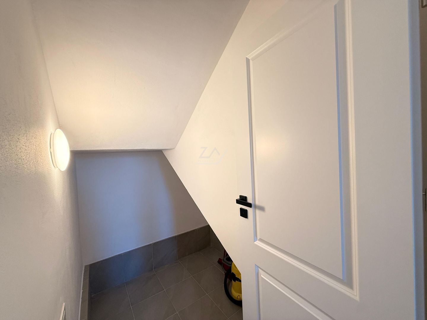 Casa moderna si cocheta. Locatie excelenta. Curte amenajata. Loc de parcare. - Poză 26