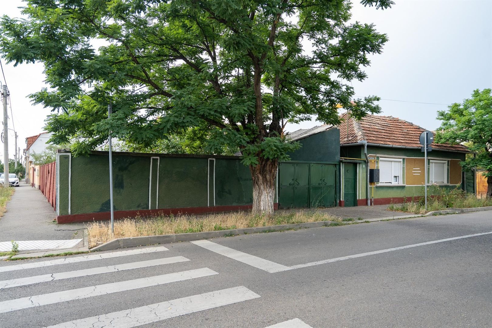 Casa singur in curte  cu dublu front stradal cu garaj in Iosia - Poză 1