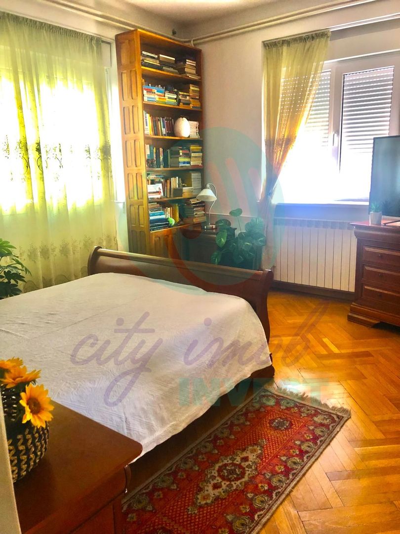 Apartament cu 3 camere renovat si cu parcare - Poză 1