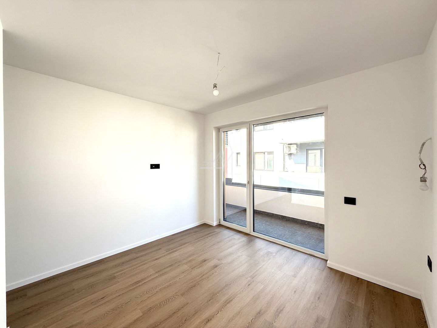 Comision 0! Duplex cu 5 camere despartit prin camera tehnica. Asfalt. - Poză 10