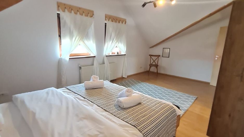 Vila spațioasă și recent renovată în Ghiroda! - Poză 35