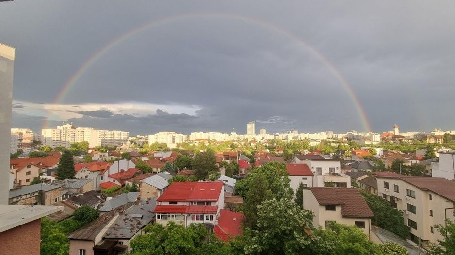Apartament de 3 camere decomandat – vedere liberă spre Piața Victoriei - Poză 8