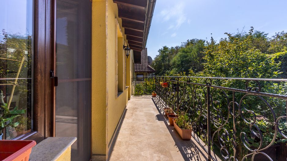 9 camere, 5 bai, spatiu hobby, gradina, garaj,locatie buna - Poză 25