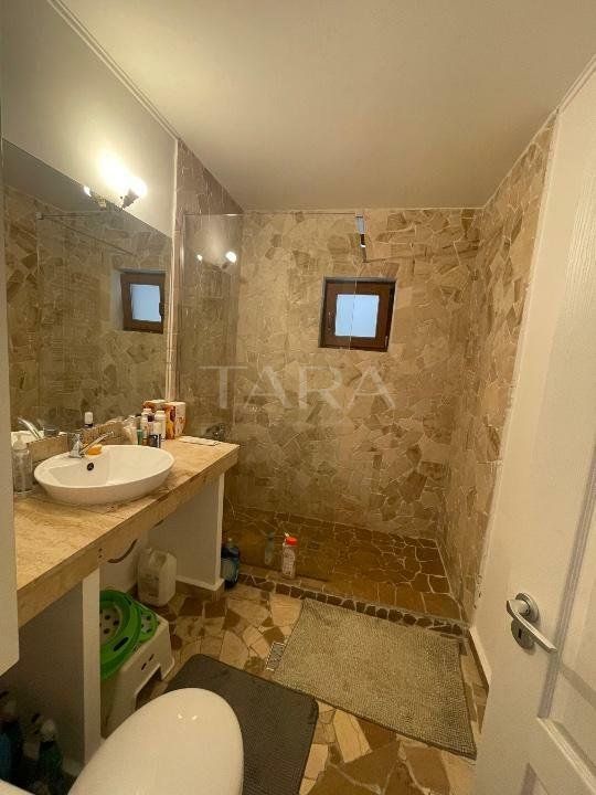 Casă cu două corpuri independente, ideală pentru locuit și închiriere - Poză 3