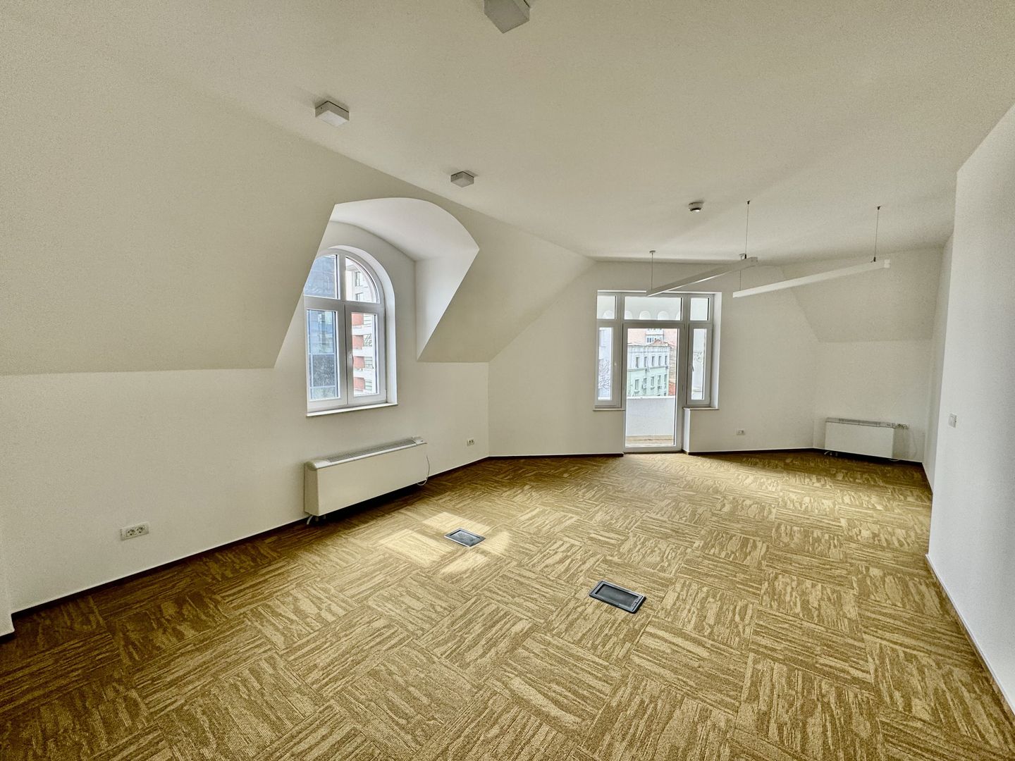 Cladire Brancoveneasca 30 de birouri 1100 mp dubla deschidere - Poză 19