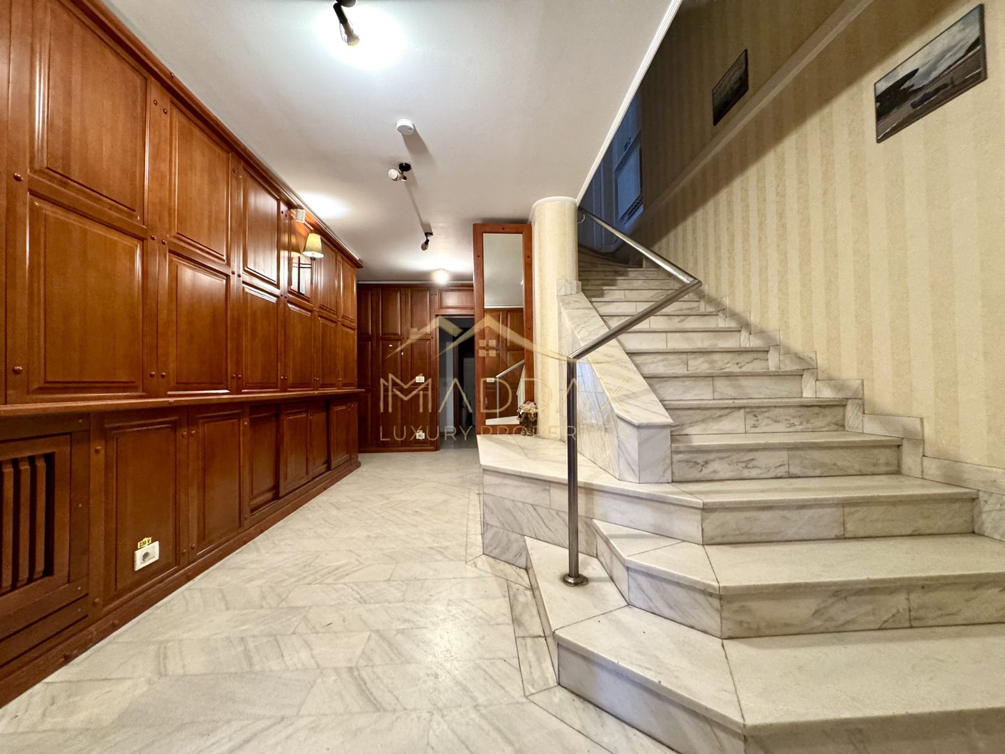 Vila centrala cu 13 camere *460mpu* + garaj // Dorobanți - Poză 3