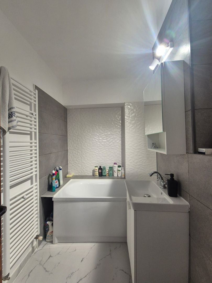 Intrare  Răcădău, apartament mobilat, liber la vânzare, însorit - Poză 4