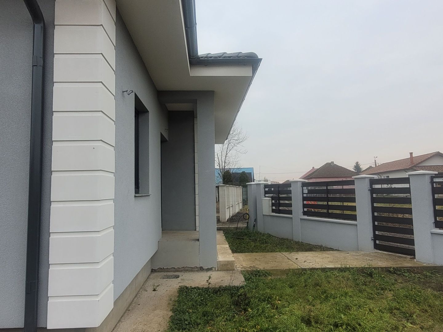 Casă de vânzare,luminoasă,ṣi bine compartimentată- orientare excelentă - Poză 3