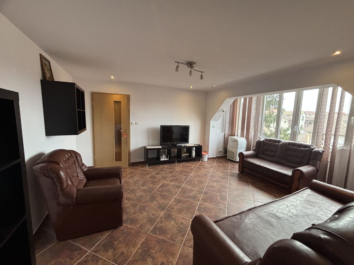 Apartament 3 camere de închiriat zona Aradului - Poză 2