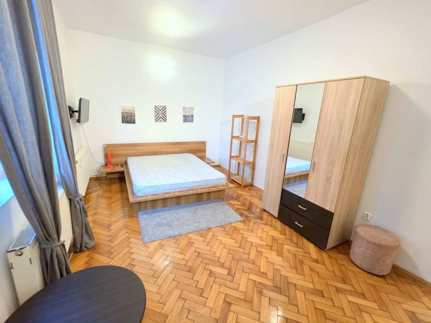 De inchiriat apartament cu o camera ultracentral, et. 1, 320 euro - Poză 1