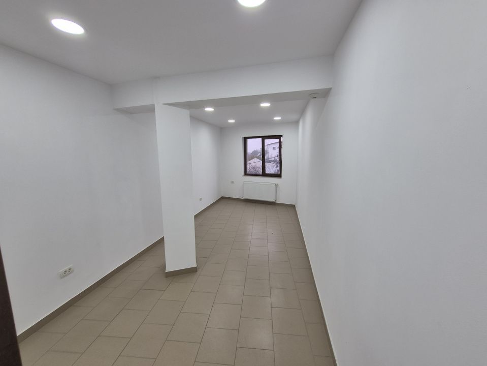 Spatiu de birouri generos - Poză 6
