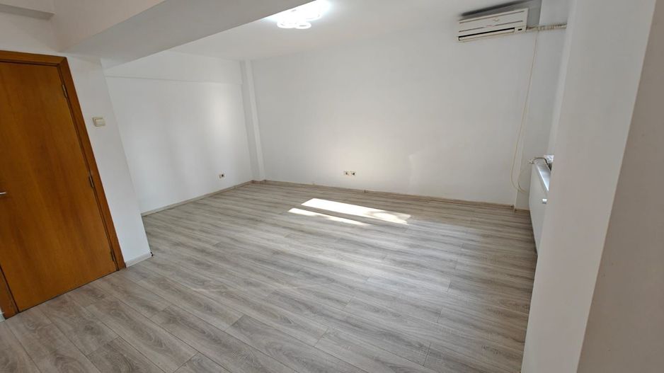 Închiriez apartament 2 camere, nemobilat, ultracentral - Poză 4