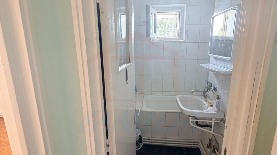 Vanzare apartament cu 4 camere in Micro 13, etaj 3, pret 65 000 euro - Poză 2