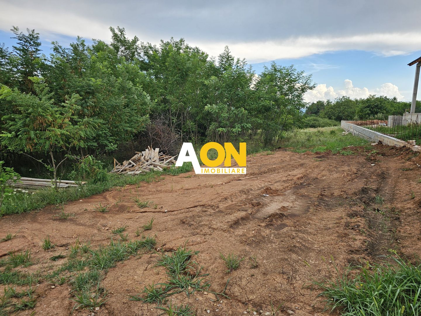 Teren construibil, 1000 mp, zona Schit, cu utilitati si panorama - Poză 1