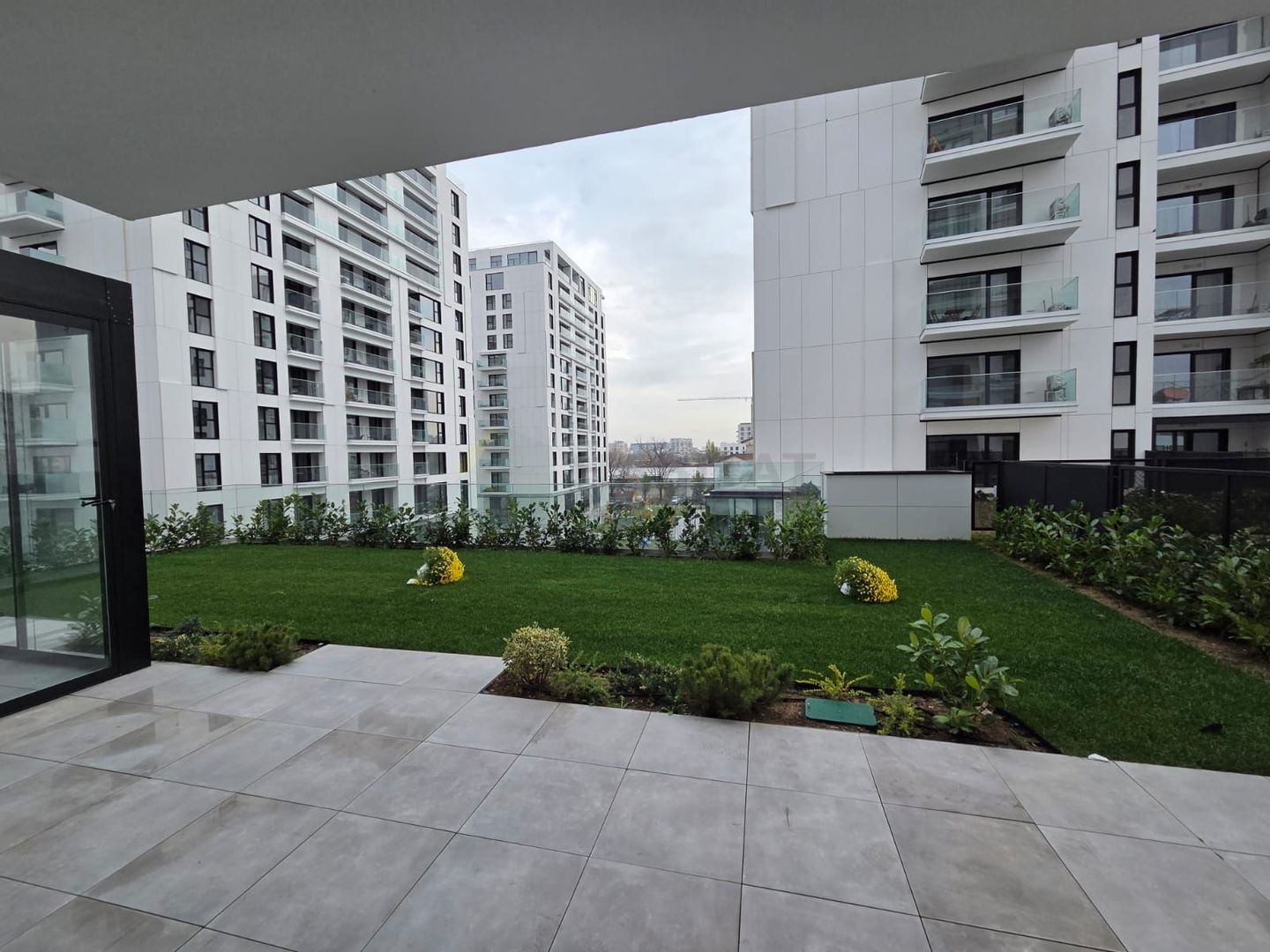 Apartament spectaculos cu grădină privată de 152 mp – disponibil spre închiriere - Poză 2