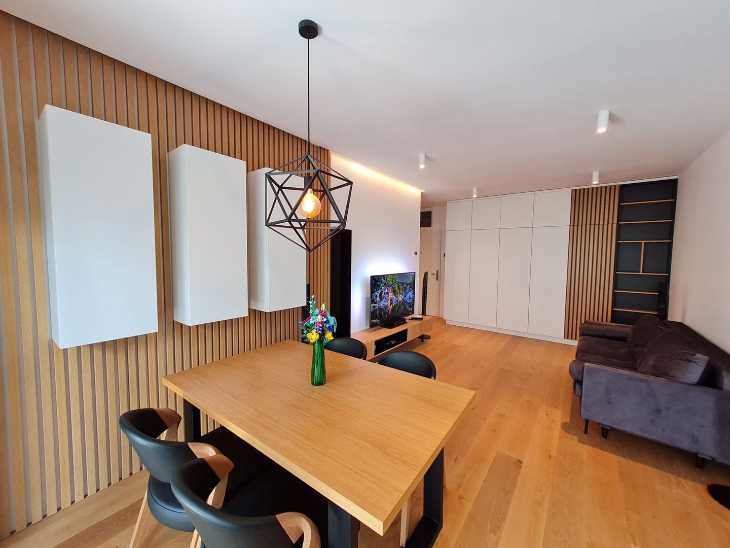 Lux si calitate la 5 minute de Piața Unirii - Poză 1