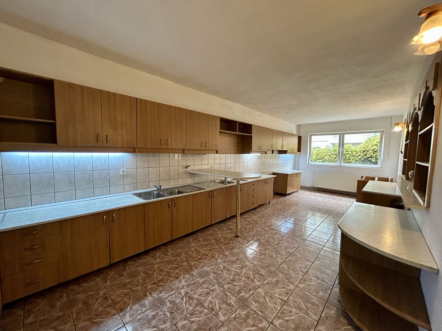 Pensiune cu potențial deosebit, vedere spectaculoasă spre Piatra Craiului - Poză 11