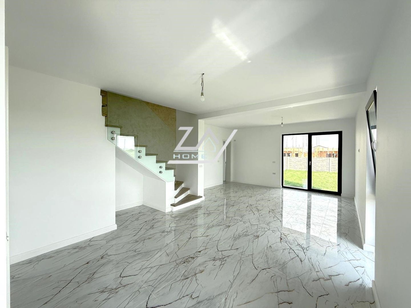 Duplex finalizat despartit prin camera tehnica. 3 dormitoare. 2 balcoane. - Poză 1