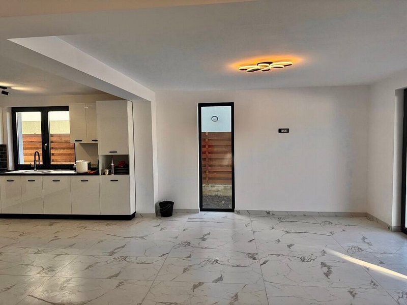 Vila cu bucatarie inclusa -otopeni central - Poză 3