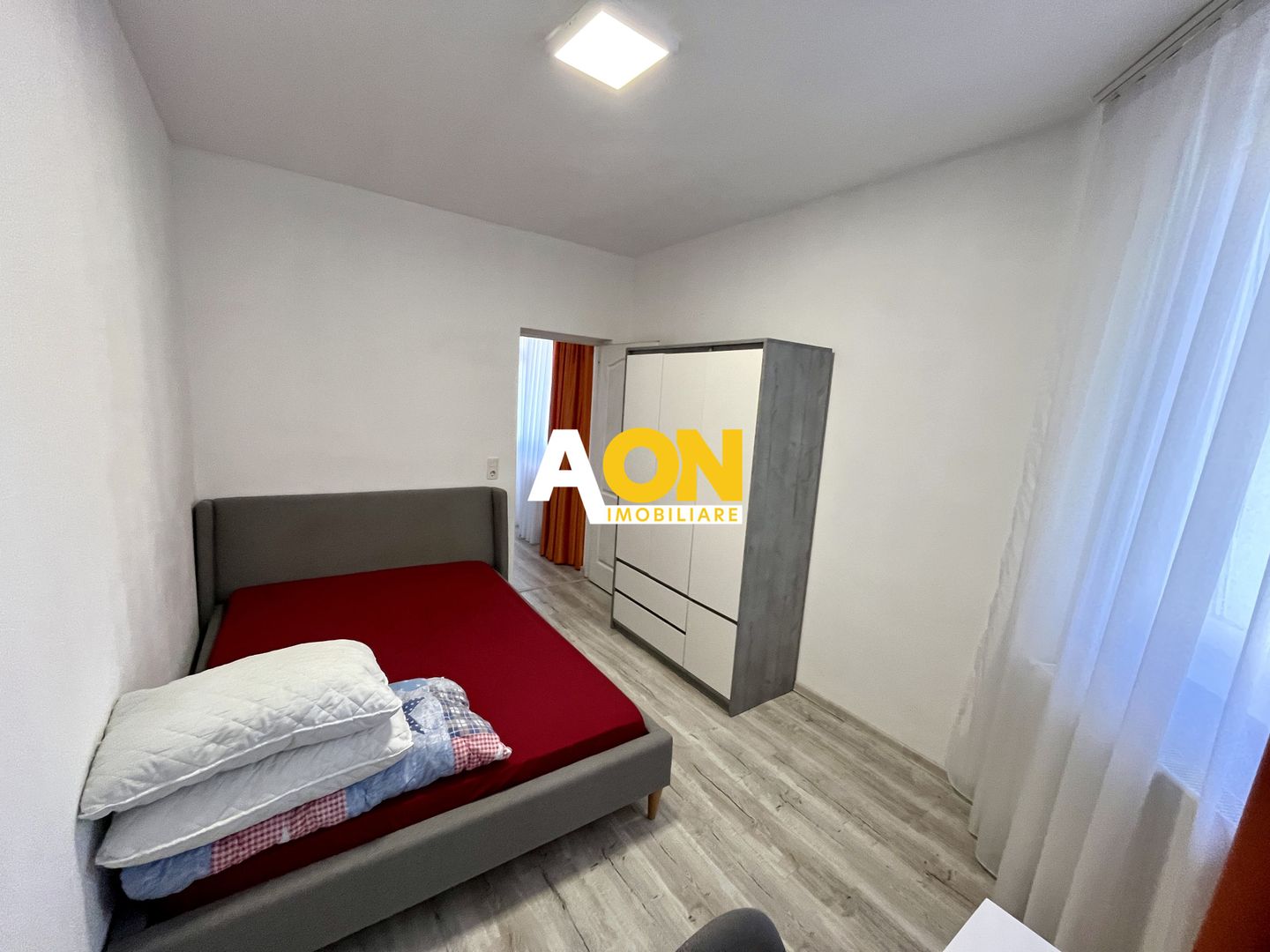 Apartament cu 1 Cameră, Etaj 1, Zona Piață - Poză 2