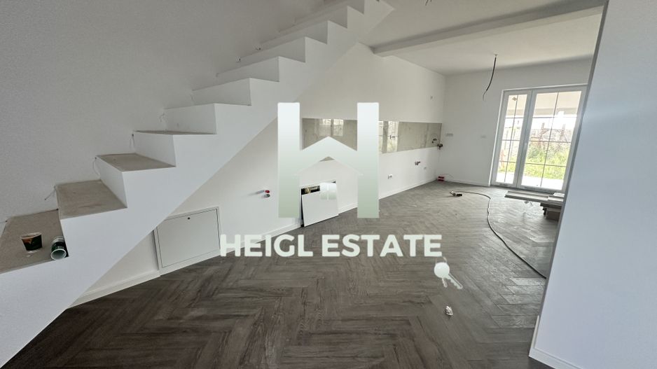 Duplex cu 4 camere separat prin camera tehnica - Poză 1