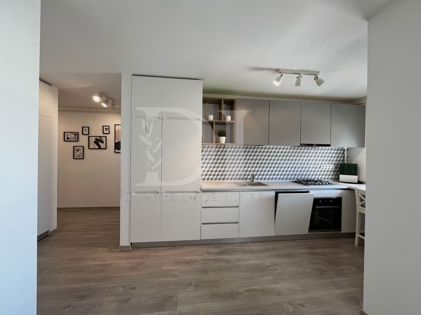 Apartament cu 2 camere semidecomandat , 57 mp, în zona BMW - Poză 1