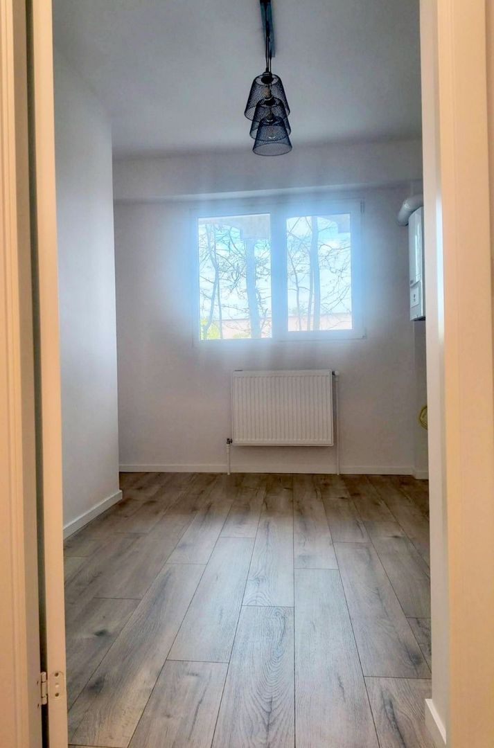 De vanzare apartament cu 2 camere, port, parter, 75.000 euro - Poză 9