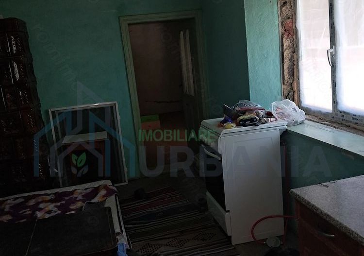 Vând casa cu 5camere în sat cîrja vaslui, teren 1900mp, apa trasa,curent, casa trebuie renovată, - Poză 10