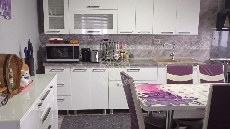 Casa 5 camere 220 mp-teren 2500 mp- terasa/garaj-Dealul Dumitrei - Poză 1