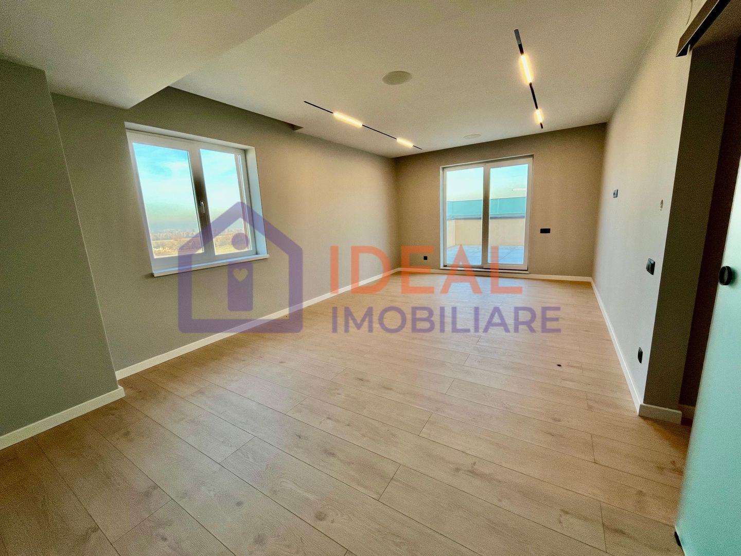 Penthouse cu 3 camere LA CHEIE, cu terase de 200mpu, zona Calea Surii Mici - Poză 5