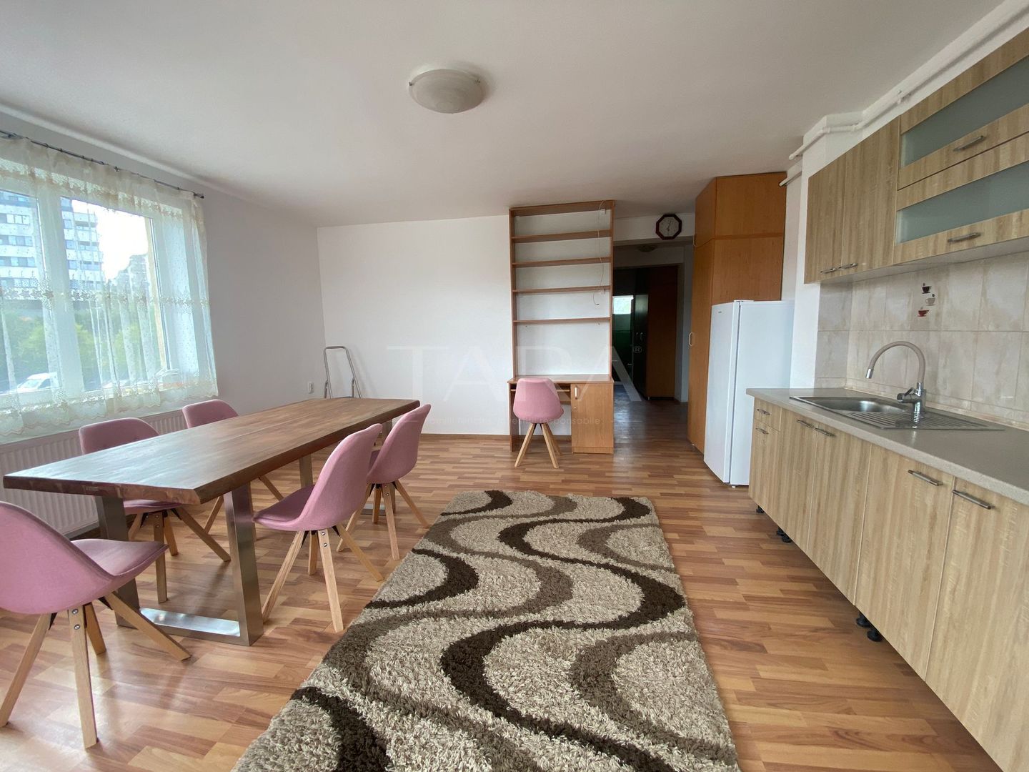 Închiriere apartament 3 camere -  zona Petrom - Poză 1