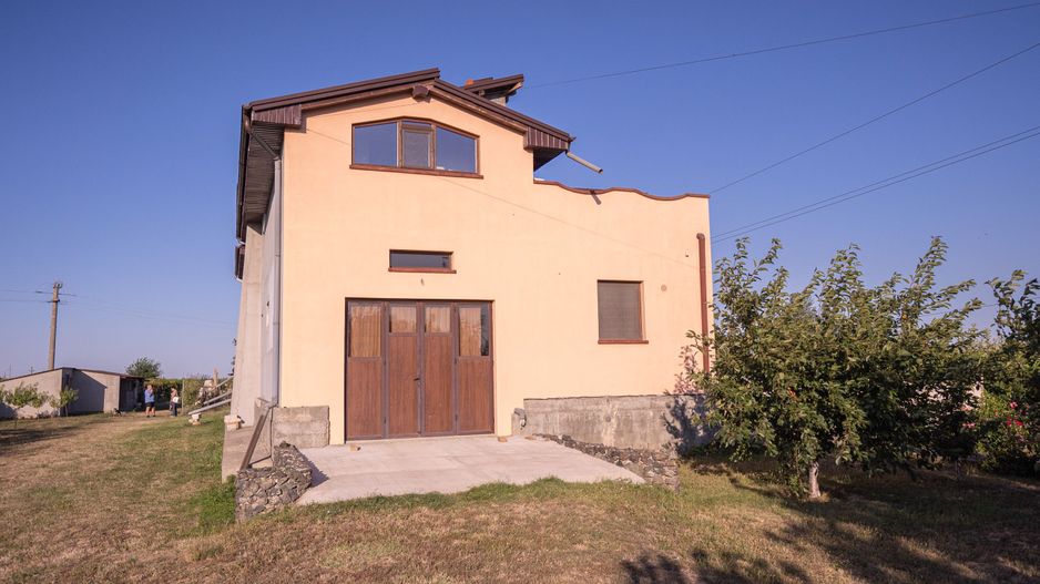 Casă de vânzare Furceni – 7 camere, teren 8.000 m - Poză 1