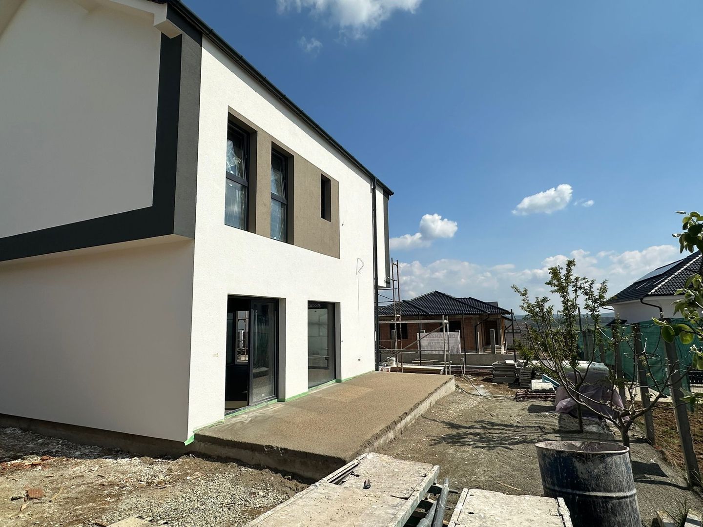 Casă single modernă, eficientă energetic și curte generoasă - Poză 3