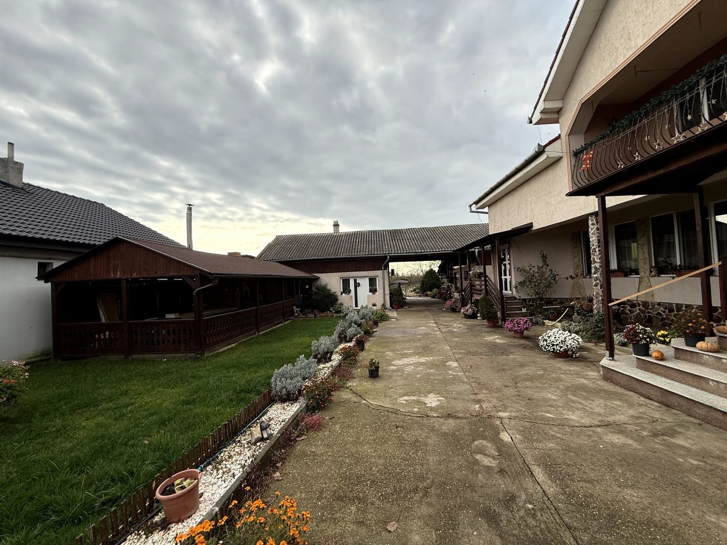 Proprietate impresionanta de vanzare cu mult teren in Santandrei - Poză 2