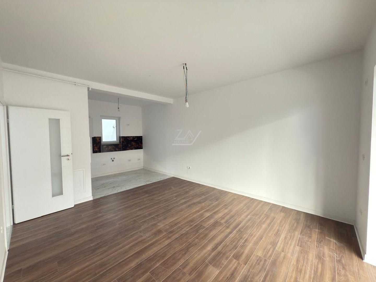 Asfalt. Spatiu pod. Balcon mare. - Poză 3