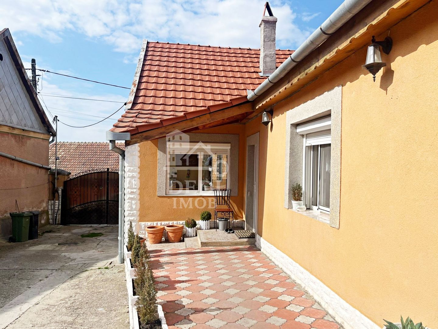 Casă cu 2 locuințe, teren intravilan 7062 mp Cetariu, Bihor - Poză 3