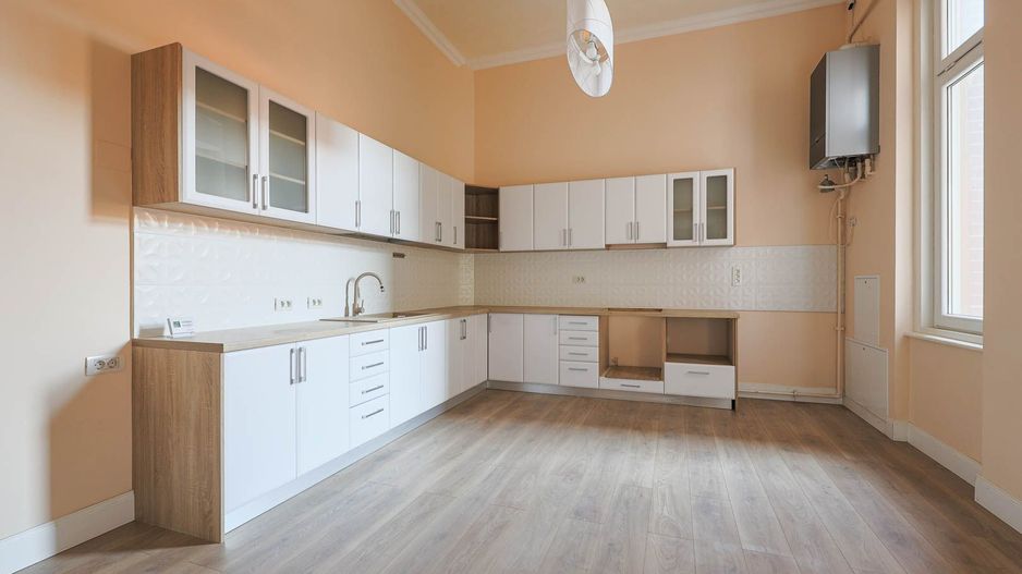 VANDUT.  Descoperă eleganța istorică în inima Aradului! - Poză 6