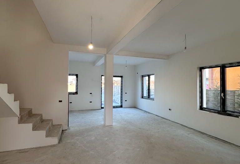 Duplex spatios despatit prin spatiu tehnic - 5 camere - Poză 3