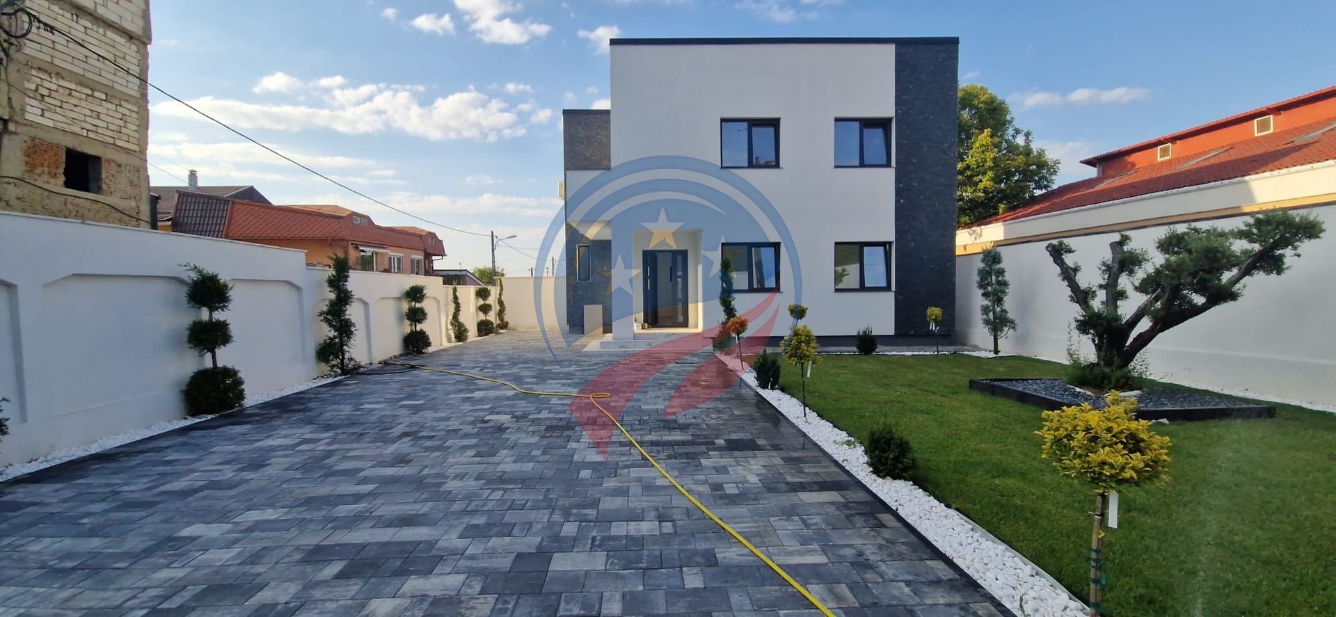 Casă modernă de lux – 4 camere, teren 373 mp, curte amenajată - Poză 1