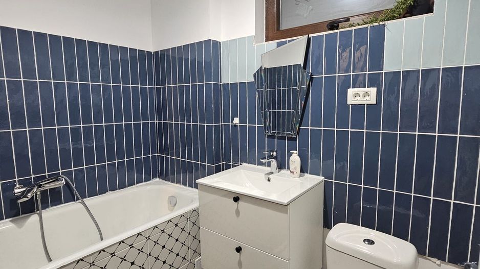 Apartament 4 camere ultracentral, renovat si mobilat, terasă spațioasă. - Poză 6