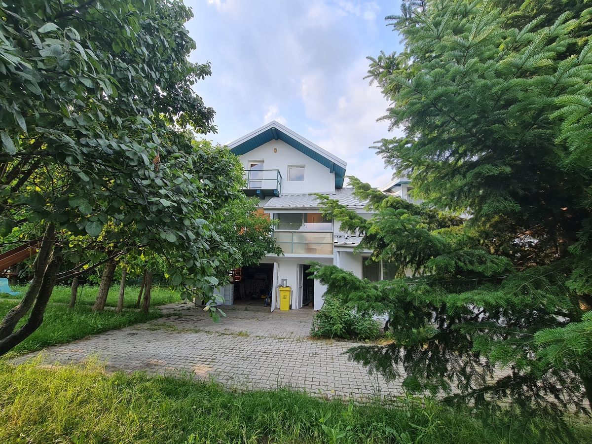 Casa in zona centralain vecinatatea padurii - Poză 1