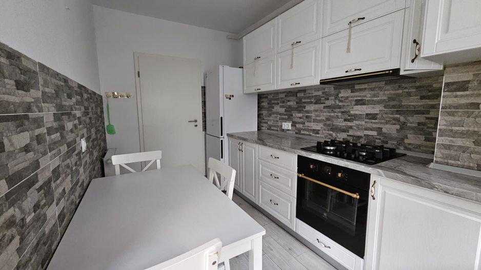 Coresi -Bloc Maurer M9, etajul 1, mobilat, parcare - Poză 8