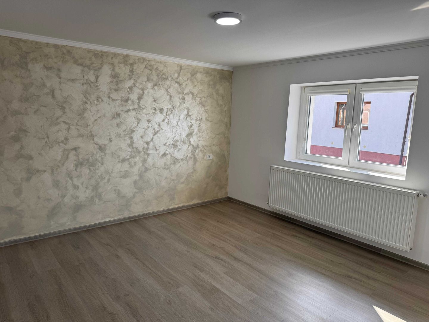 Casa complet renovata, 3 camere, 101 mp utili, pivnita, curte, Sebes - Poză 1