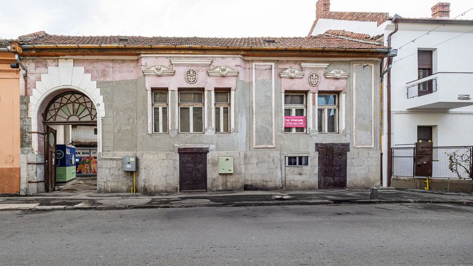 Proiect de clinică sau birouri în centru – casă cu demisol, de renovat - Poză 1