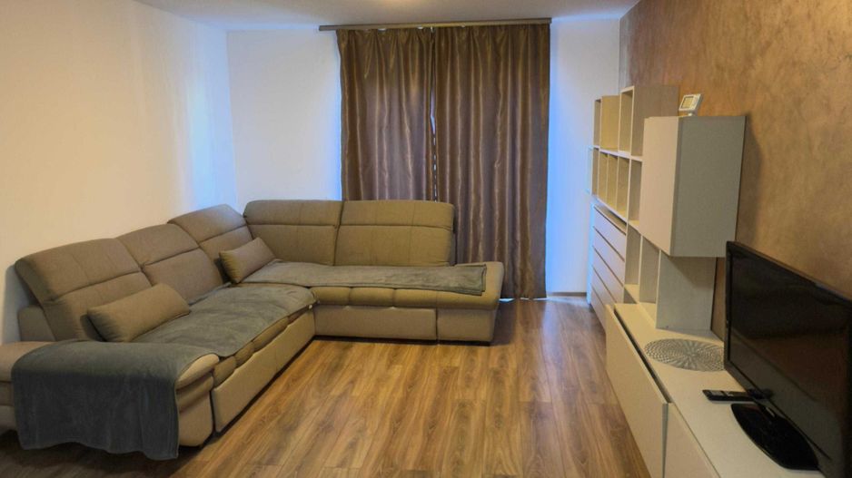Apartament 2 camere decomandate, balcon, etaj intermediar, parcare - Poză 1