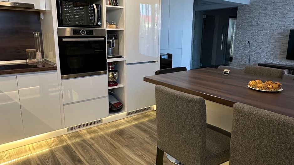 Apartament de vânzare, modern, cu 4 camere, garaj și curte - Poză 3