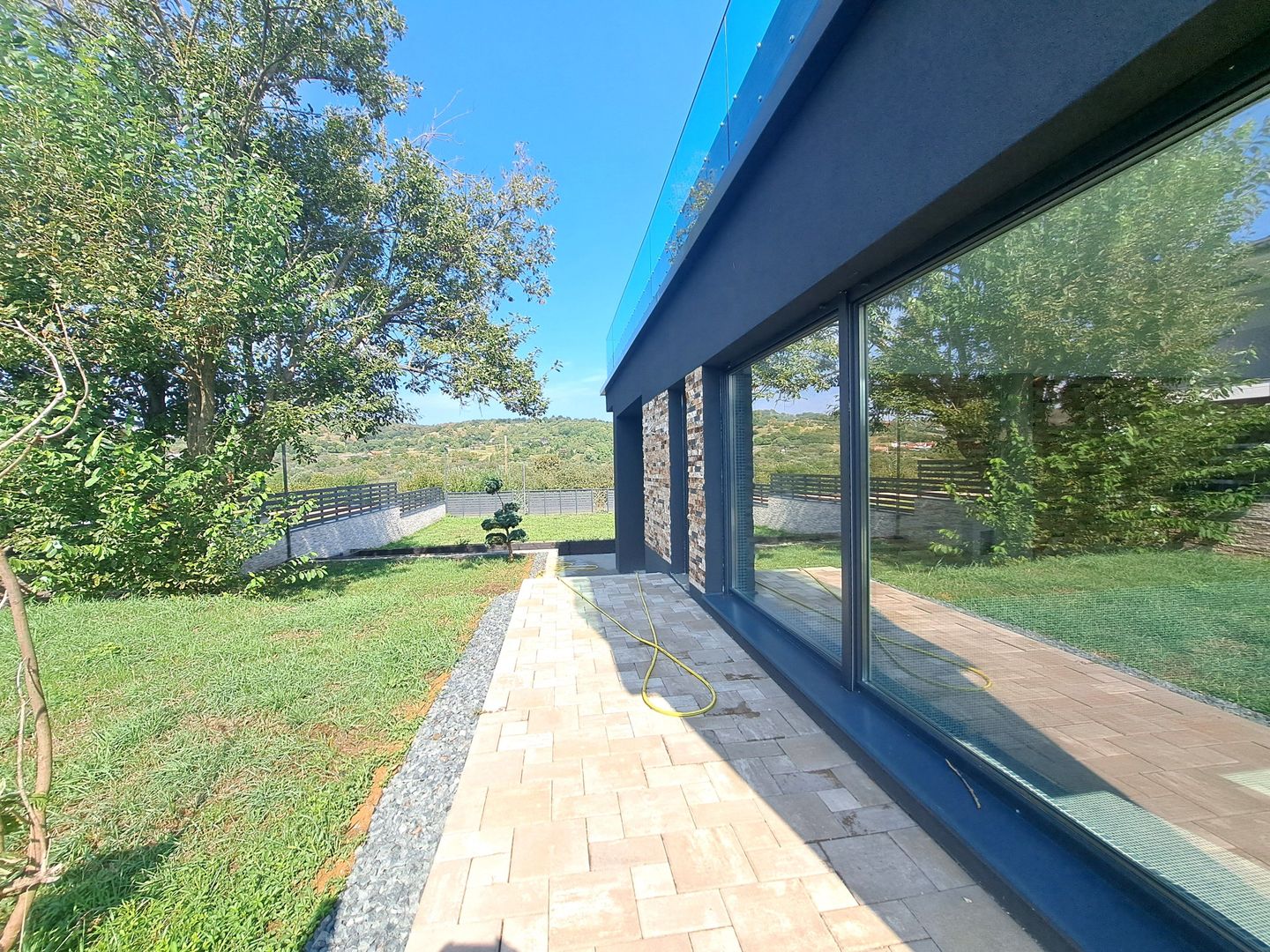 Casa cu piscina interioara si priveliste catre Cetatea Cisnadioarei - Poză 16